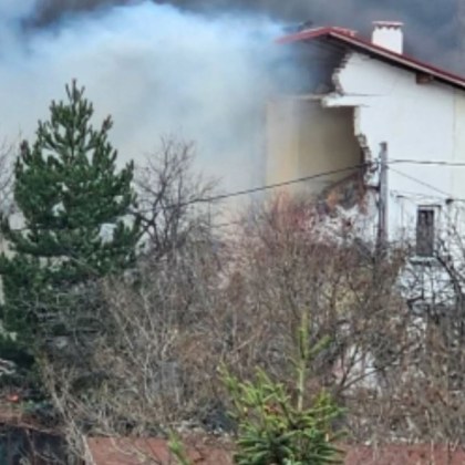 Екипи на полицията пожарната и Аварийна помощ се намират на