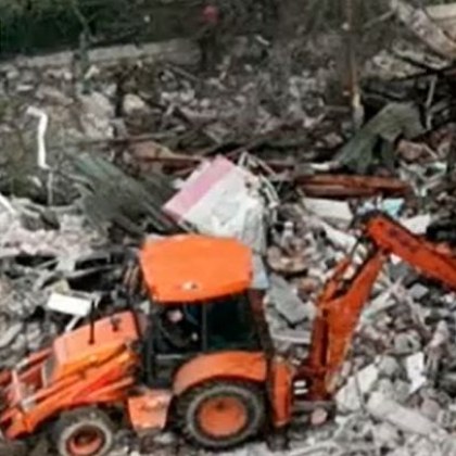 Екипи на пожарната са намерили тяло на жена във взривилата