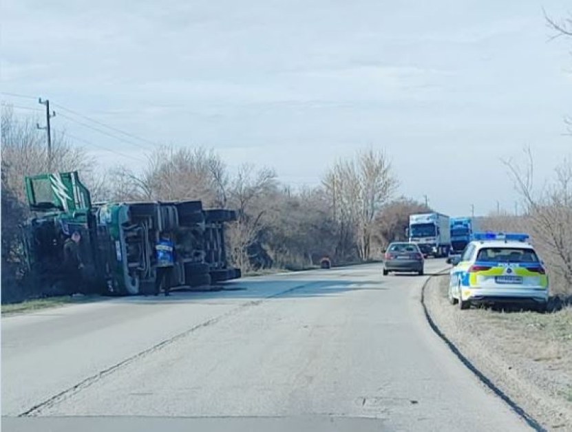 Камион се обърна на завой СНИМКА