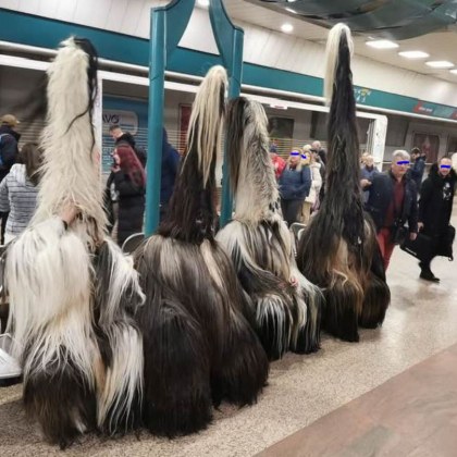 Страшни кукери превзеха метростанция в София Четирима облечени в тежки