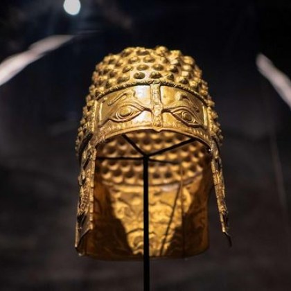Златни гривни и шлем включени в изложба за даките