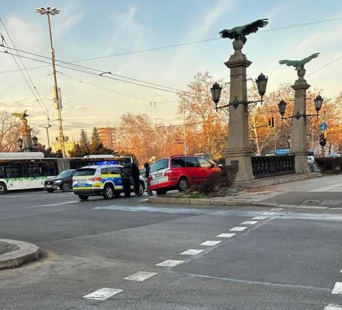 Меле в София! Кола се вряза в пилон на Орлов мост СНИМКИ