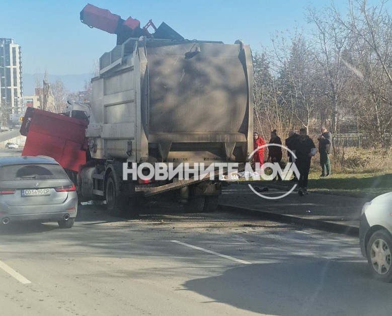 Камион се удари в мост в София, има пострадал