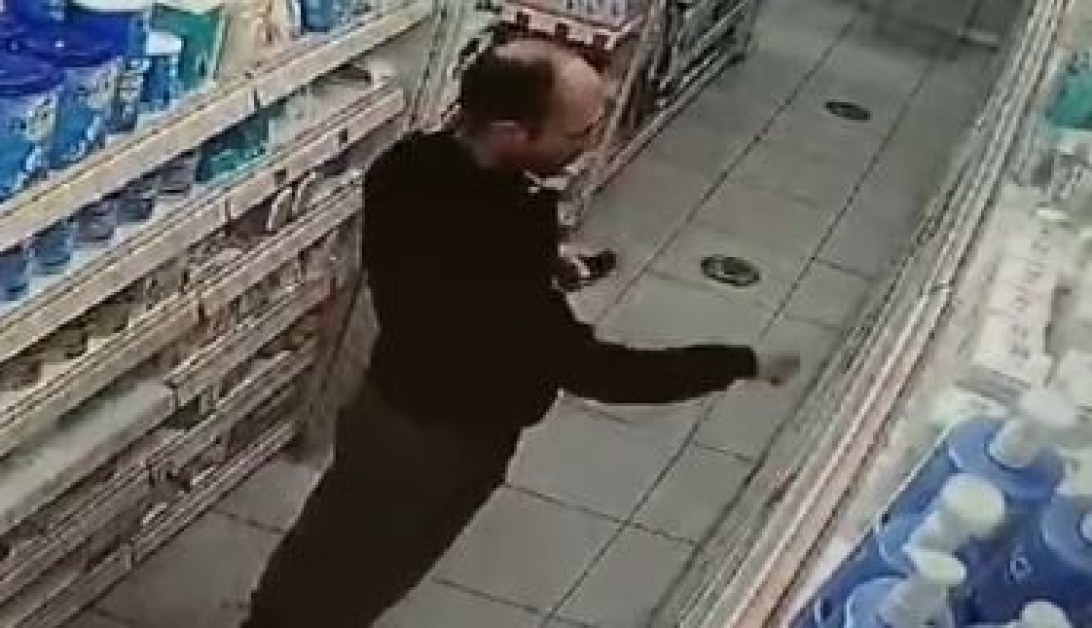 Мъж върлува в столична аптека, издирват го ВИДЕО