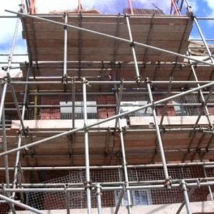 18 годишен работник е починал след падане от скеле на новострояща