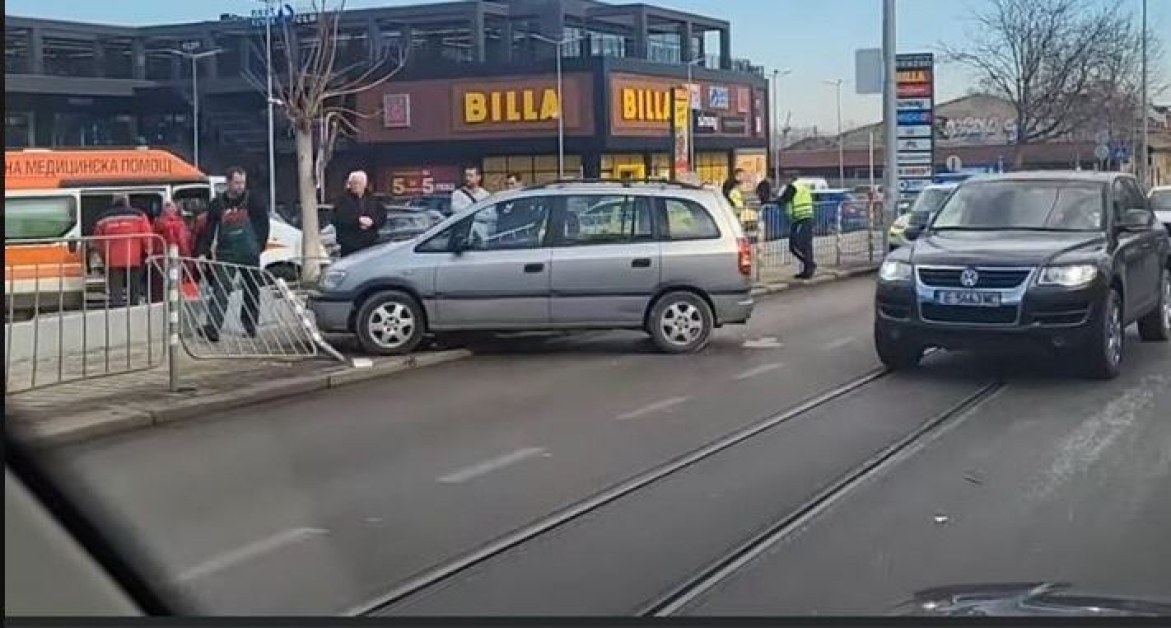 Инцидент в София, пристигнаха медици и полицаи СНИМКИ