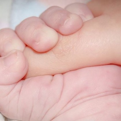 21 годишна жена от сливенското село Ябланово роди близнаци до входа