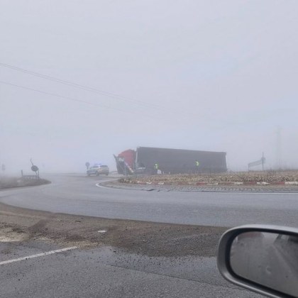 Инцидент с тежкотоварен камион е станал тази сутрин край Ямбол Машината