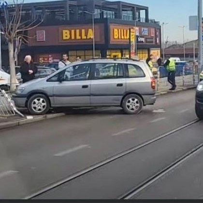 Лек автомобил се е врязал в метални разделителни ограждения в