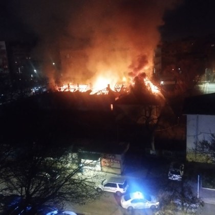 Избухна пожар във Варна, гори бивше училище СНИМКИ