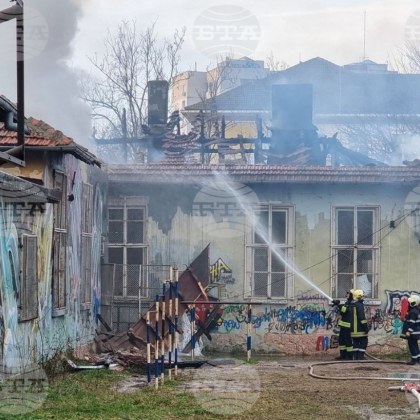 Пожар гори в бившето помощно училище във Варна казаха от