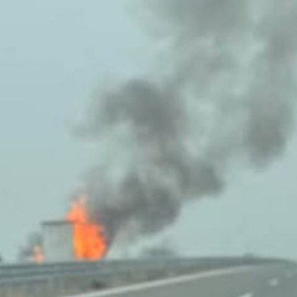 Камион е избухнал в пламъци на АМ Струма алармират водачи