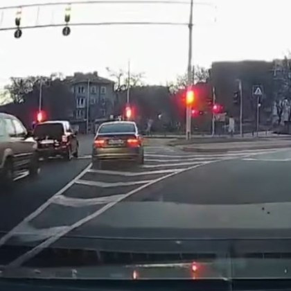 Поредно нагло шофиране бе заснето на кръстовище в Пловдив където