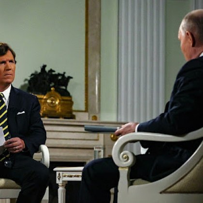 Американският журналист Тъкър Карлсън в разговор с колегата си Мат