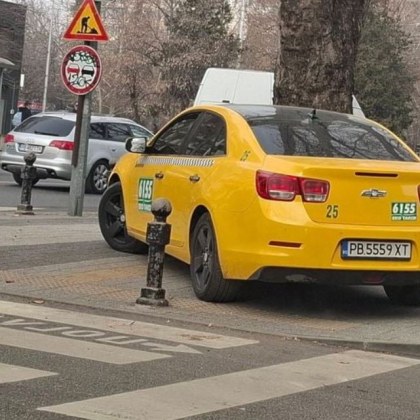 Такси превзе тротоар на оживен булевард в Пловдив Водачът на