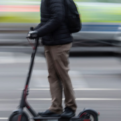 Водач на електрическа тротинетка е с леки наранявания след катастрофа
