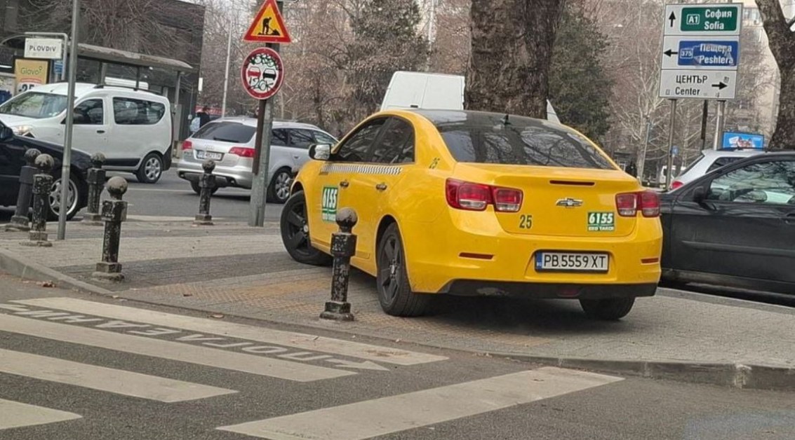 Такси се шмугна между колчета, превзе тротоар  СНИМКА