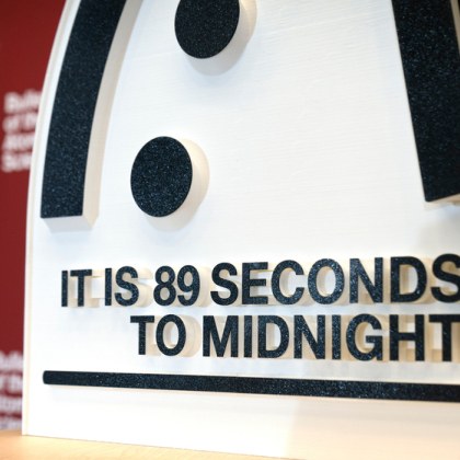 Атомните учени преместиха във вторник своя Часовник на Страшния съд