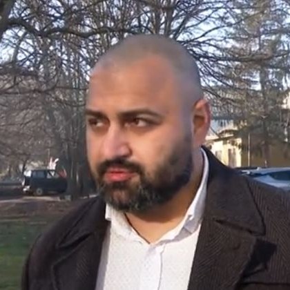 Екстремно раждане на близнаци в двора на областната болница в