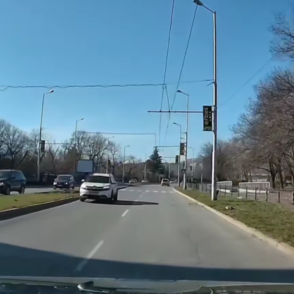 Караш си спокойно Еднопосочно няма трафик И бам Насреща ти