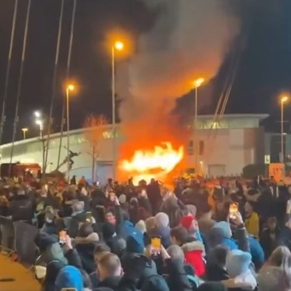 Пожар стресна хиляди фенове които вече бяха около стадиона на