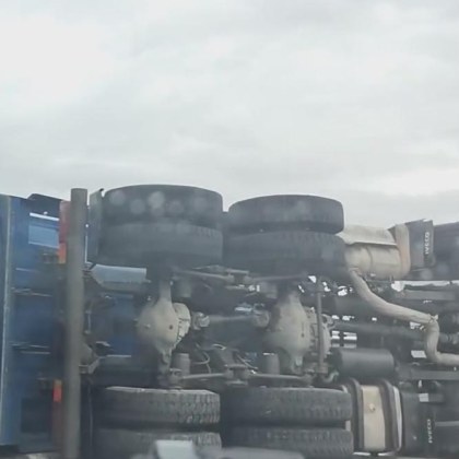 Тежка катастрофа с камион затруднява движението по автомагистрала Струма в