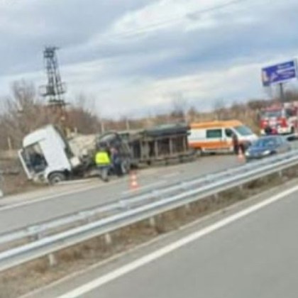 Починал е водачът на влекача който се обърна на АМ