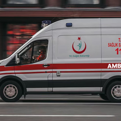 Двама ученици бяха ранени след като автомобил се вряза в