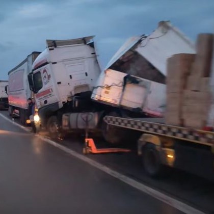 Катастрофа с камион стана рано тази сутрин край София Най малко