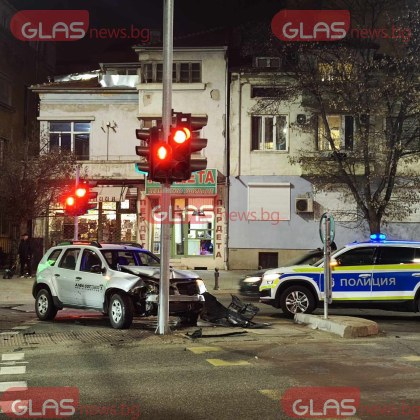 Катастрофа между два автомобила образува задръстване в кръстовището на църквата