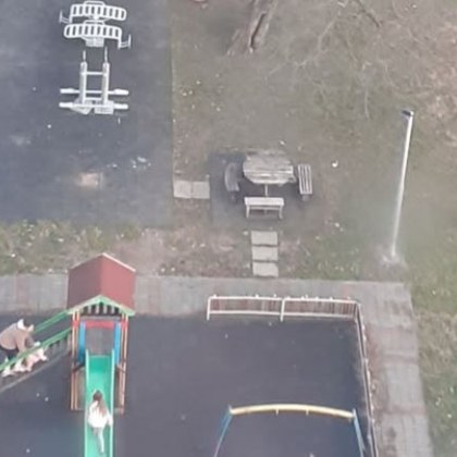 Снимка на майка която се е качила на пързалка за