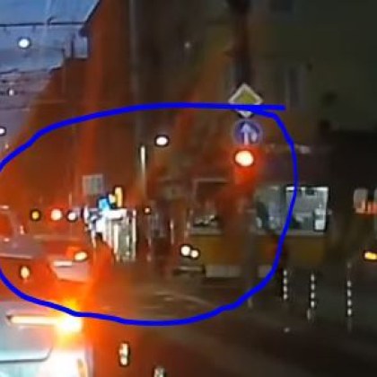 На косъм от сблъсък се размина опасна пътна маневра извършена