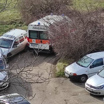 Линейка преминава по тясна улица край блок Този кадър разпространява