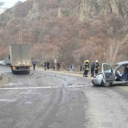 Тежка катастрофа между лек автомобил и камион затвори за движение
