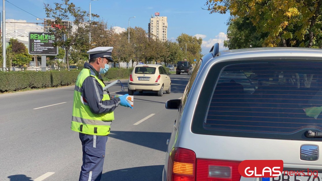 Полицаи поискаха книжката на шофьор до Пловдив, даде газ и избяга