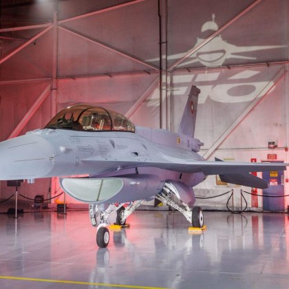 България получи първия самолет F 16 Block 70 в производствената база