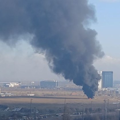 Пожар обгазява столичния квартал Слатина За това сигнализират в мрежата