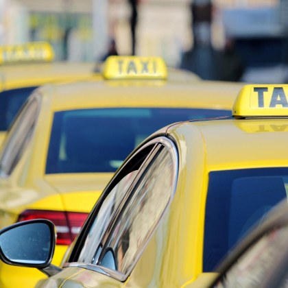 Таксиметрови шофьори се събраха на протест пред Терминал 2 на