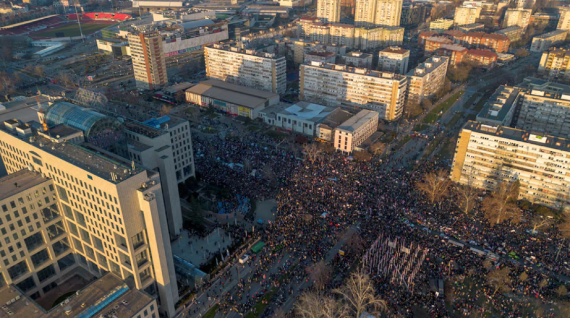 Хиляди демонстранти блокираха трита ключови моста в Нови Сад