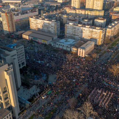 Хиляди протестиращи в Сърбия блокираха трите ключови моста в Нови