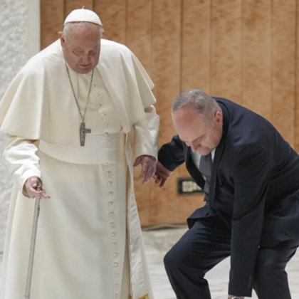 Папа Франциск се препъна на влизане в аудиторията на Ватикана за съботната му аудиенция след