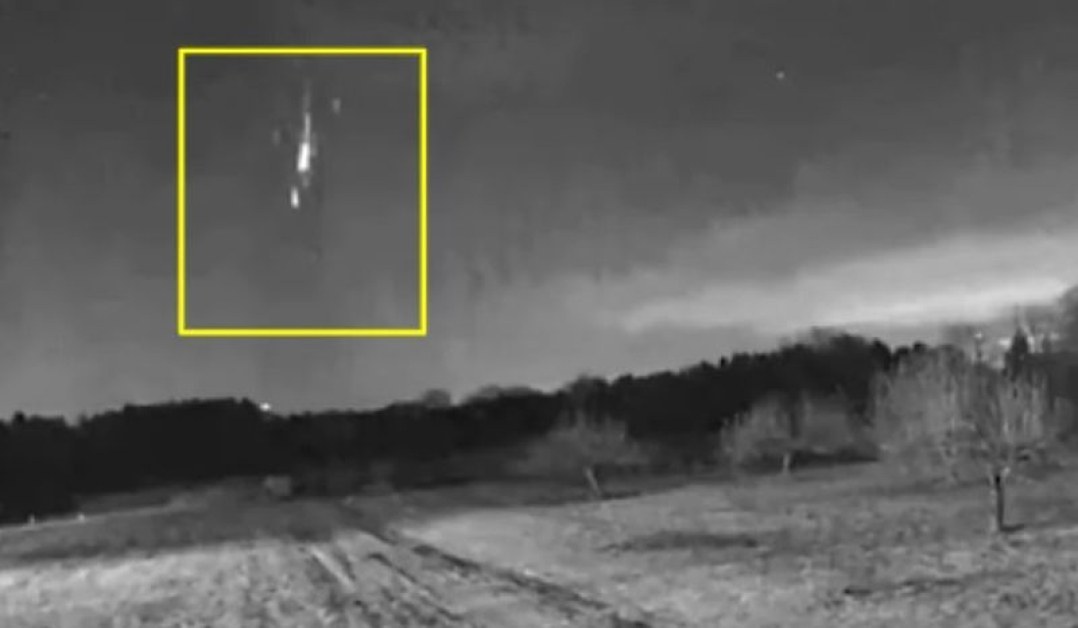 Камера засне космически отломки, падащи в САЩ ВИДЕО