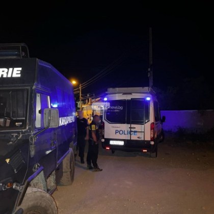 Близо 50 души част от които въоръжени с колове и