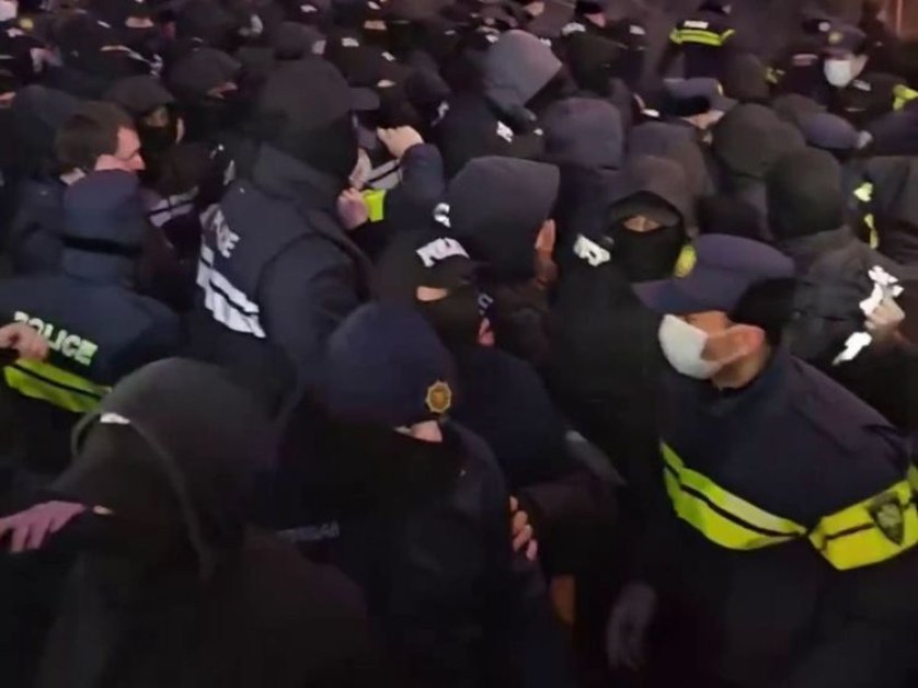 Протестиращи блокираха изхода от Тбилиси, задържан е бивш кмет
