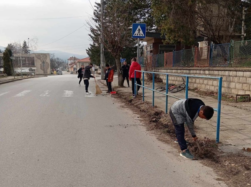 Деца за пример! Малчугани помогнаха в почистването на наше село