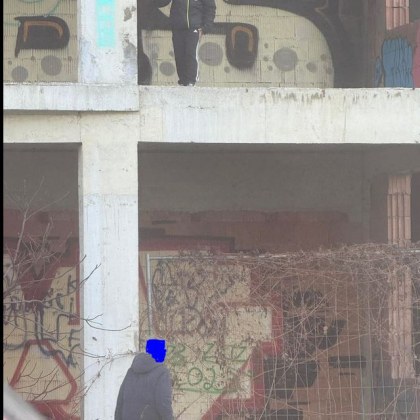 Детска игра притесни възрастни Малчугани са забелязани на строителен обект във