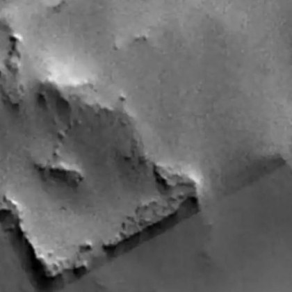 Интернет отново полудява по конспиративни теории след като на повърхността