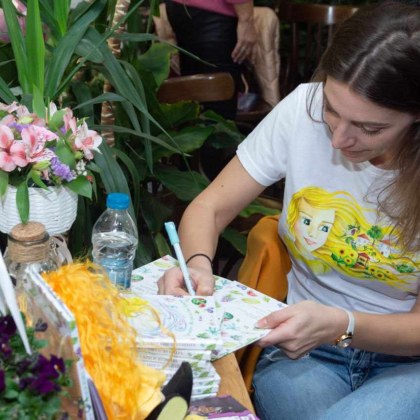 С аромат на канела ягоди и топло слънце в книжарниците