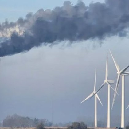 Пожар избухна във вятърната ферма Coldham разположена в британското графство Кеймбриджшър Съобщава се