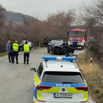 Катастрофа блокира път край Варна Два леки автомобила са се
